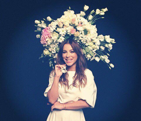 Ani Lorak într-o coroană de flori