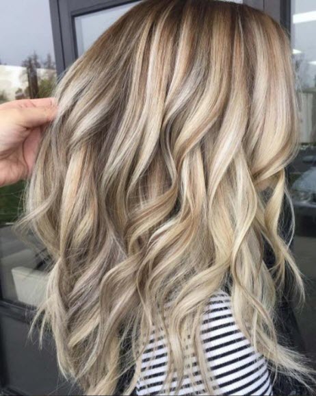 Zbarvení balayage na blond vlasy