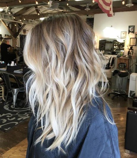 Zbarvení balayage na blond vlasy