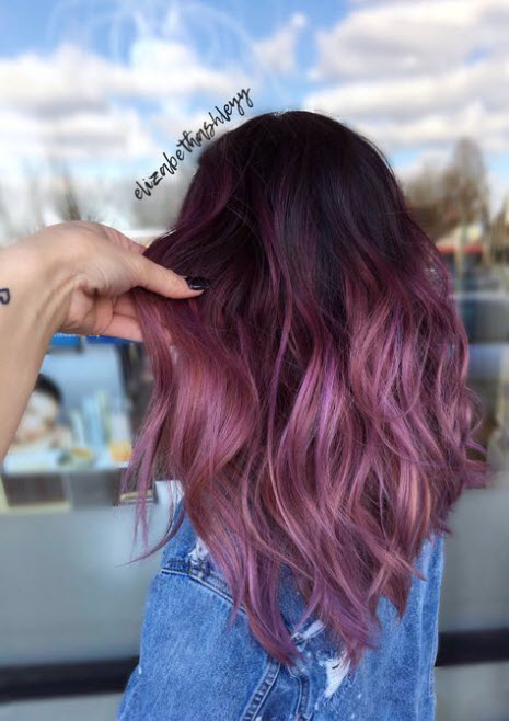 Fotografie růžového, jasanového barvení ve stylu balayage