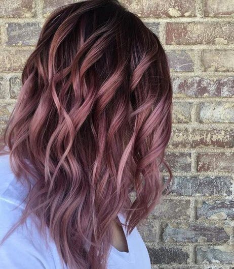 Fotografie růžového, jasanového barvení ve stylu balayage