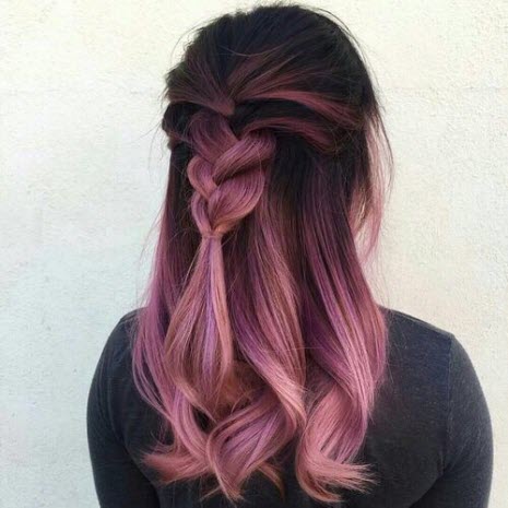Fotografie růžového, jasanového barvení ve stylu balayage