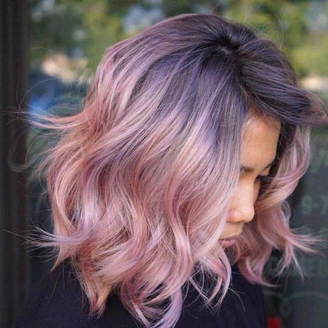 Fotografie růžového, jasanového barvení ve stylu balayage