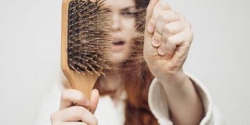 Jak zastavit vypadávání vlasů: 5 nejlepších tipů